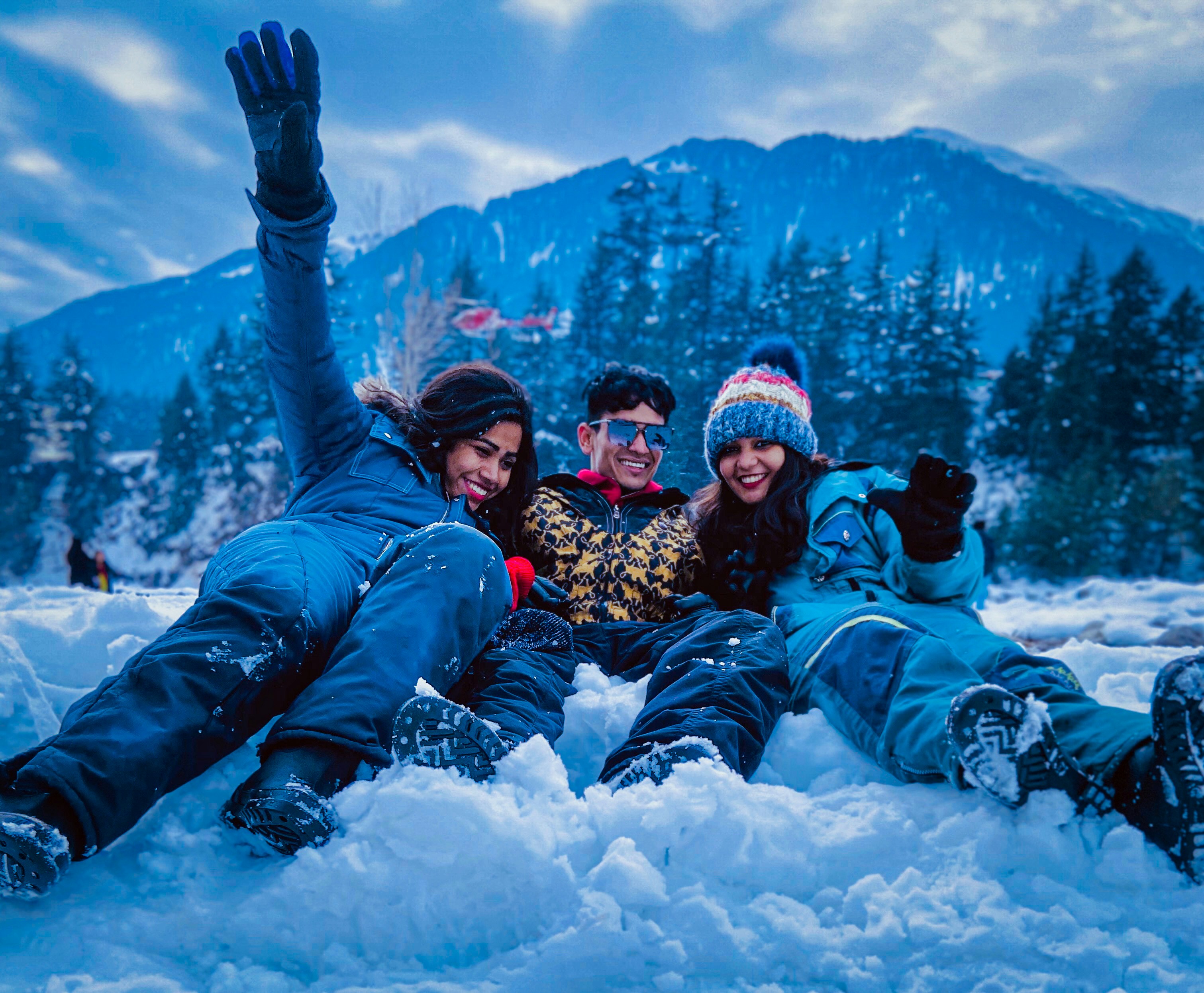 Family enjoying Manali tour package from Delhi