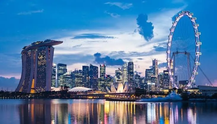 Couple enjoying Singapore honeymoon tour package at Marina Bay Sands